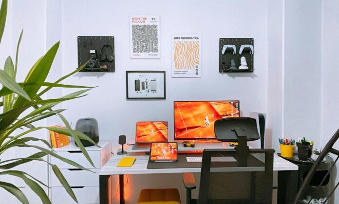 meja dengan dua monitor dan keyboard