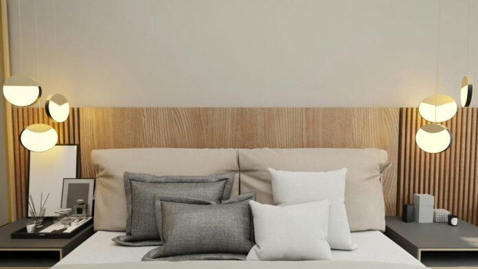tempat tidur dengan seikat bantal di atasnya